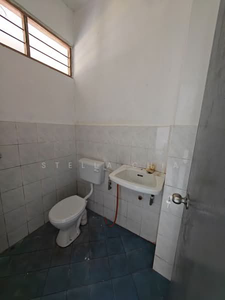 Terraced House for Sale in Senai (Kulai) - Stella Chia - Bathroom - PropertyGuru.com.my