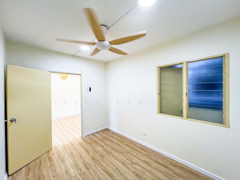 Pangsapuri untuk Dijual di Apartment Idaman - Izzat Zamros - Bedroom - PropertyGuru.com.my