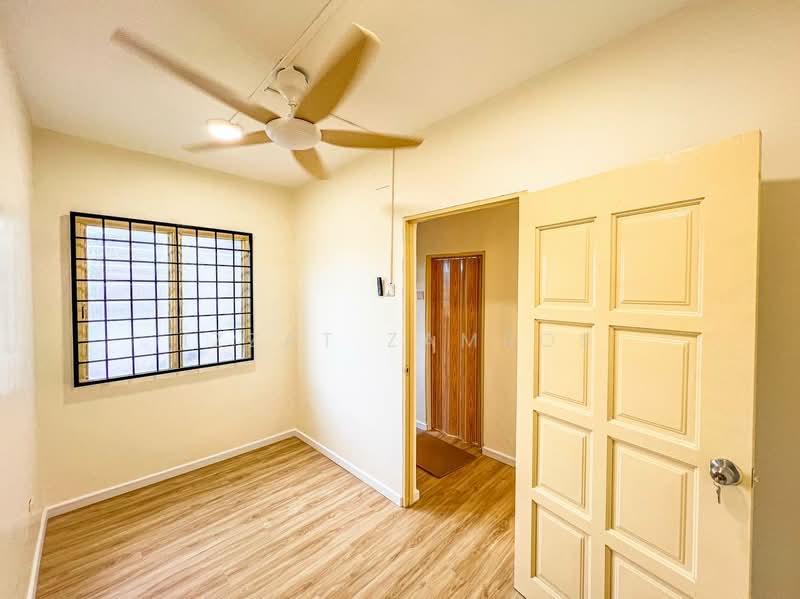 Pangsapuri untuk Dijual di Apartment Idaman - Izzat Zamros - Bedroom - PropertyGuru.com.my