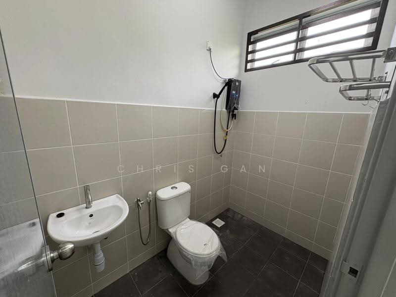 Rumah Teres 2-Tingkat untuk Disewa di Bukit Setongkol (Kuantan) - Chris Gan - Bathroom - PropertyGuru.com.my