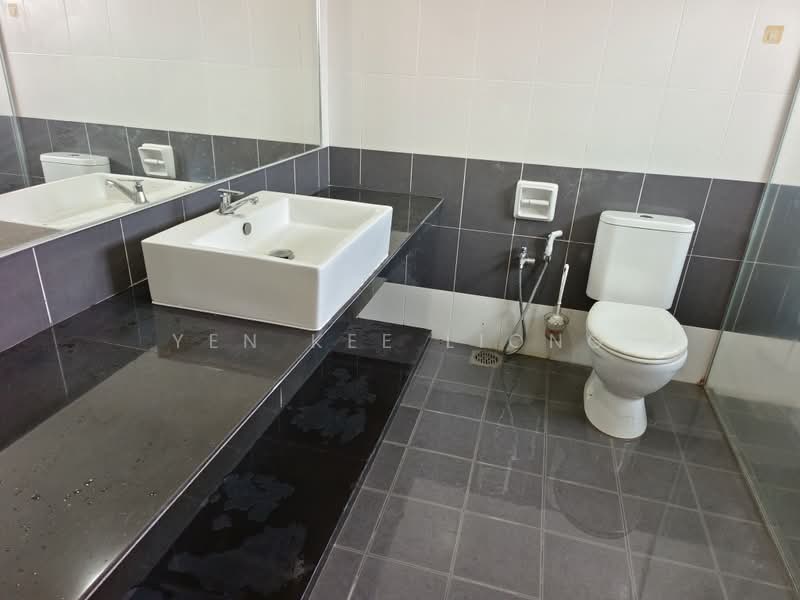 Rumah Bandar untuk Disewa di Taman Alam Putra (Seri Kembangan) - YEN KEE LIONG - Bathroom - PropertyGuru.com.my