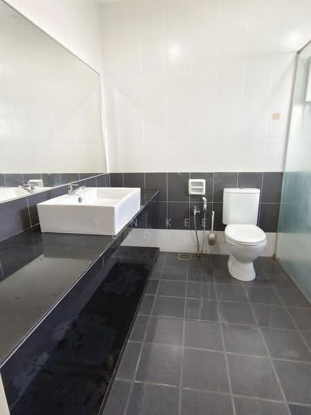 Rumah Bandar untuk Disewa di Taman Alam Putra (Seri Kembangan) - YEN KEE LIONG - Bathroom - PropertyGuru.com.my
