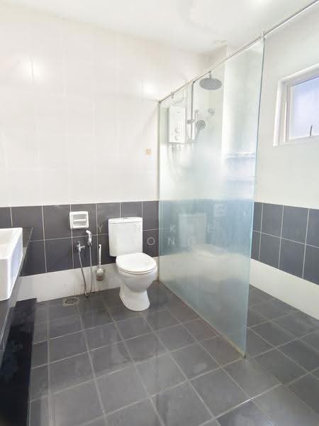 Rumah Bandar untuk Disewa di Taman Alam Putra (Seri Kembangan) - YEN KEE LIONG - Bathroom - PropertyGuru.com.my