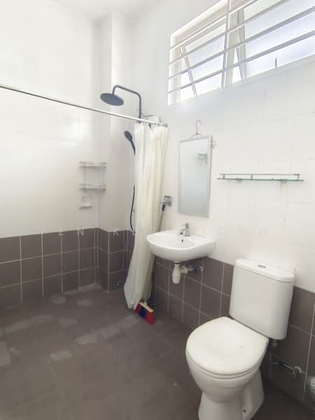 Rumah Bandar untuk Disewa di Taman Alam Putra (Seri Kembangan) - YEN KEE LIONG - Bathroom - PropertyGuru.com.my