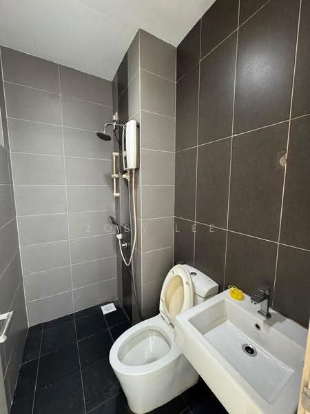 Kediaman Servis untuk Dijual di Skysuites @ Meldrum Hills - Zoey Lee - Bathroom - PropertyGuru.com.my