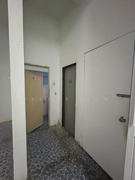 Shop / Office for Sale in Taman Sri Mawar 2 (Seremban) - Marcus Yeow - Corridor - PropertyGuru.com.my