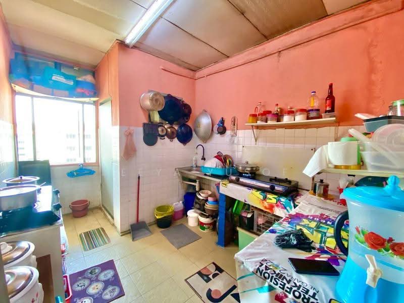 Flat for Sale at PKNS Seksyen 24 - Deeya Yusof - Kitchen - PropertyGuru.com.my