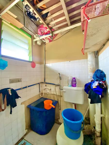 Flat for Sale at PKNS Seksyen 24 - Deeya Yusof - Bathroom - PropertyGuru.com.my