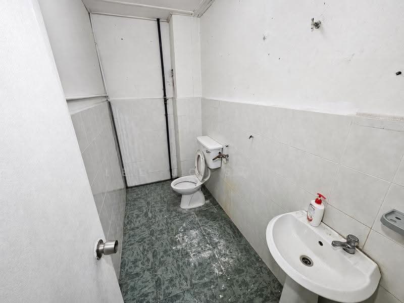 Shop for Rent in SS15 (Subang Jaya) - Lee Jo Surf - Bathroom - PropertyGuru.com.my
