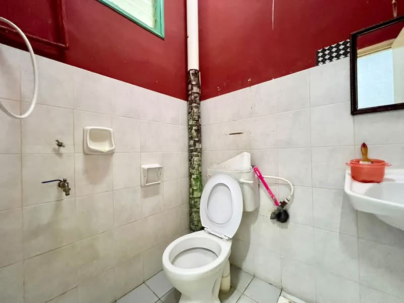 Rumah Teres 1-Tingkat untuk Dijual di Bandar Putra (Kulai) - Jayden Ng - Bathroom - PropertyGuru.com.my