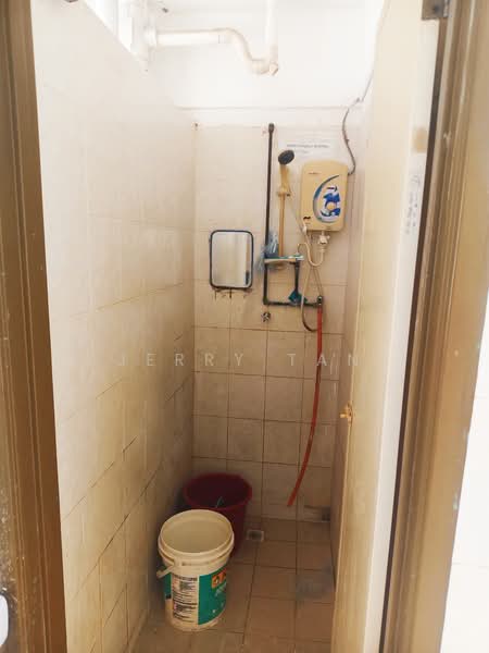 Pangsapuri untuk Disewa di Desa Indah Block 86 - Jerry Tan - Bathroom - PropertyGuru.com.my