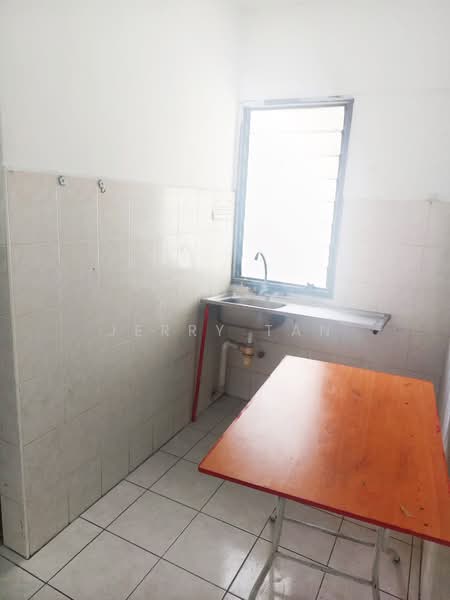 Pangsapuri untuk Disewa di Desa Indah Block 86 - Jerry Tan - Kitchen - PropertyGuru.com.my