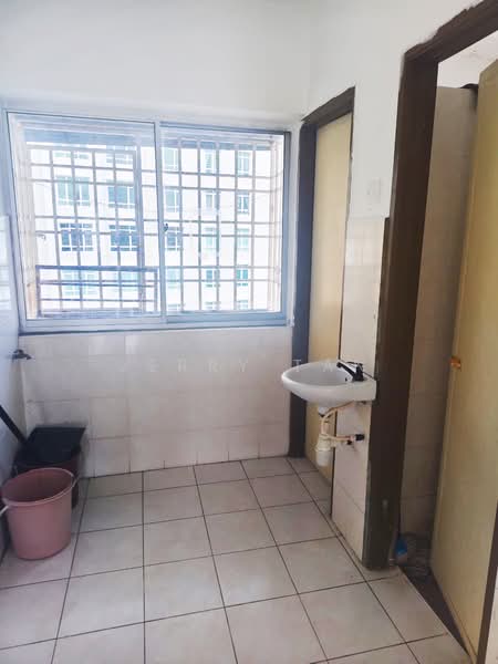 Pangsapuri untuk Disewa di Desa Indah Block 86 - Jerry Tan - Bathroom - PropertyGuru.com.my