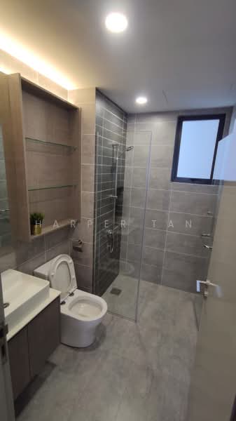 Kediaman Servis untuk Dijual di Millerz Square Serviced Residence - Harper Tan - Bathroom - PropertyGuru.com.my