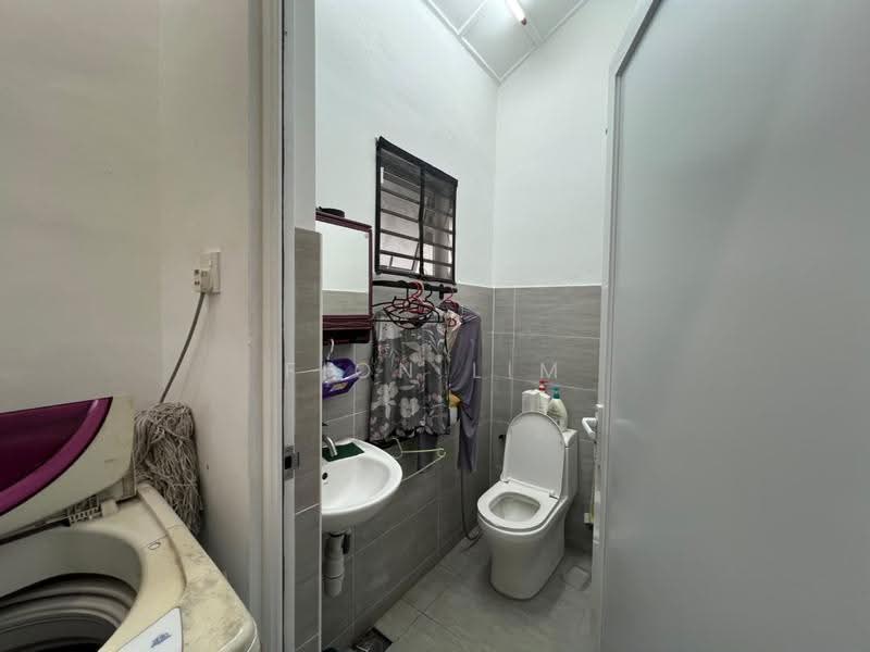 Bungalow House untuk Dijual di Taman Kebun Teh (Johor Bahru) - Fion Lim - Bathroom - PropertyGuru.com.my