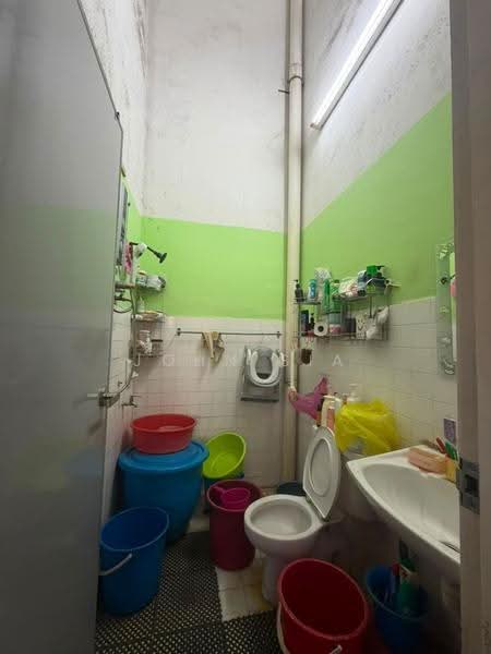 Rumah Teres 1-Tingkat untuk Dijual di Taman Perling (Perling) - John Sia - Bathroom - PropertyGuru.com.my