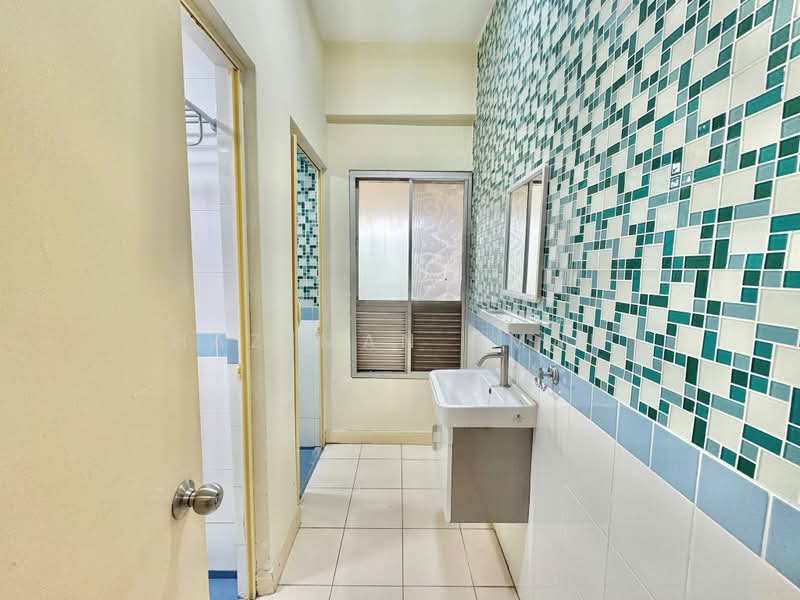 Condominium for Sale at Seri Maya Condominium - Hazeman Omar - Bathroom - PropertyGuru.com.my