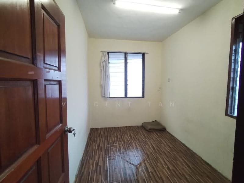 Rumah Flat untuk Disewa di Taman Bukit Rawang Jaya - Vincent Tan - Bedroom - PropertyGuru.com.my