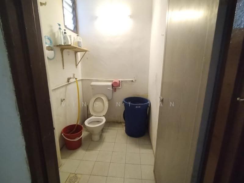 Rumah Flat untuk Disewa di Taman Bukit Rawang Jaya - Vincent Tan - Bathroom - PropertyGuru.com.my