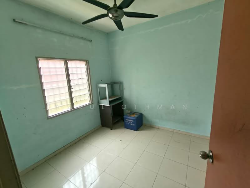 Rumah Teres 1-Tingkat untuk Dijual di Taman Teratai (Nilai) - Azrul Othman - Bedroom - PropertyGuru.com.my