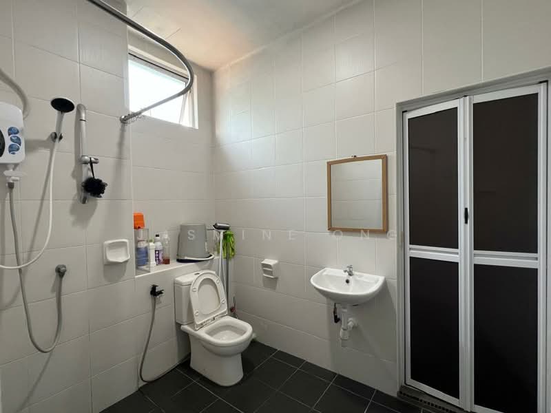Kediaman Servis untuk Disewa di THE SENAI GARDEN (PANGSAPURI IMPIAN SENAI) - Jasmine Ong - Bathroom - PropertyGuru.com.my