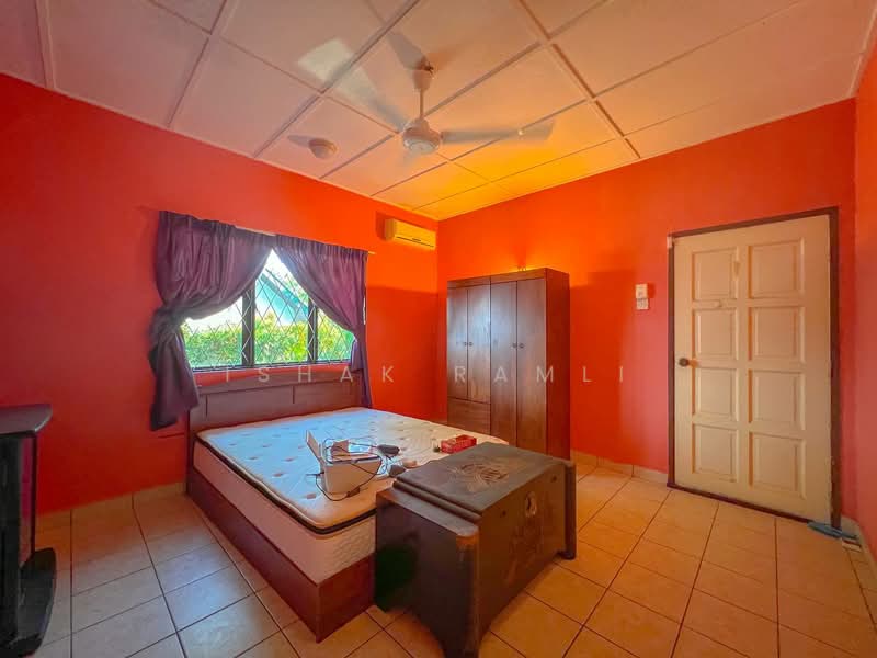 Bungalow House for Sale in Saujana Utama (Selangor) - Ishak Ramli - Bedroom - PropertyGuru.com.my