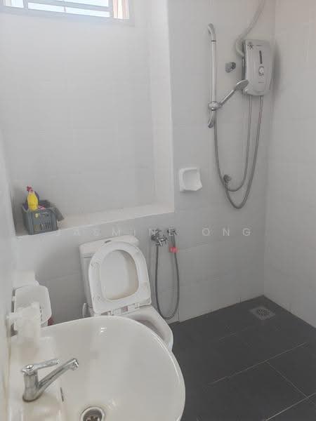 Kediaman Servis untuk Disewa di THE SENAI GARDEN (PANGSAPURI IMPIAN SENAI) - Jasmine Ong - Bathroom - PropertyGuru.com.my