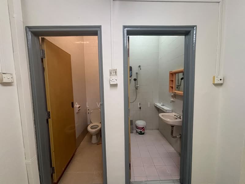 1-storey Terraced House for Rent in Taman Johor Jaya (Johor Bahru) - Alvin Lim - Bathroom - PropertyGuru.com.my