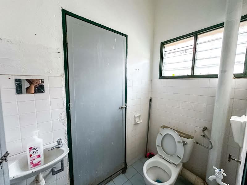 Rumah Teres 2-Tingkat untuk Dijual di Taman Desa Serdang (Seri Kembangan) - Gudrotullah Ikhwan - Bathroom - PropertyGuru.com.my