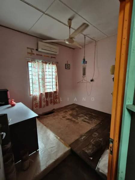 Rumah Berkembar untuk Dijual di Kluang (Johor) - Ah Liang - Bedroom - PropertyGuru.com.my