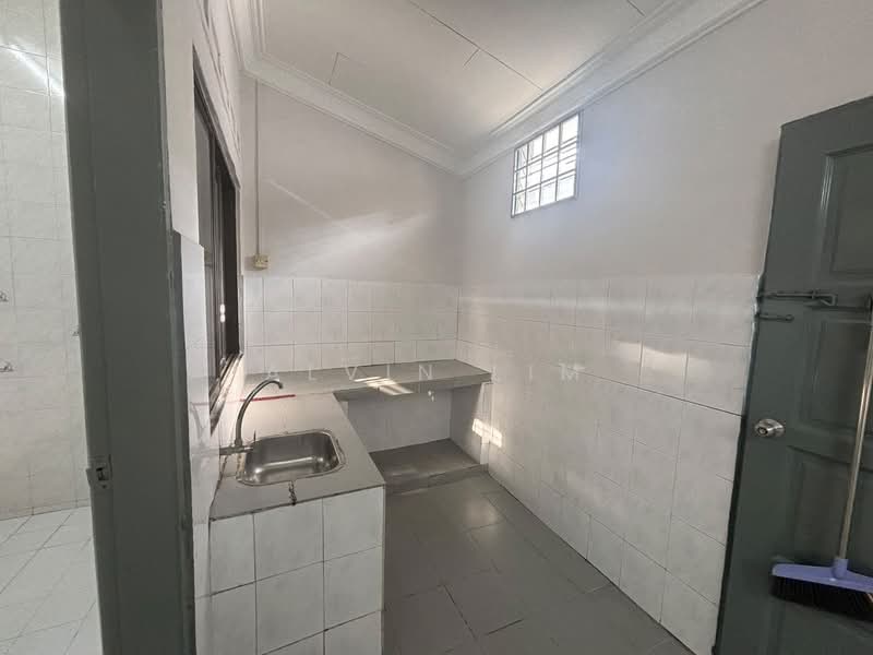 Rumah Teres 1-Tingkat untuk Disewa di Taman Johor Jaya (Johor Bahru) - Alvin Lim - Kitchen - PropertyGuru.com.my