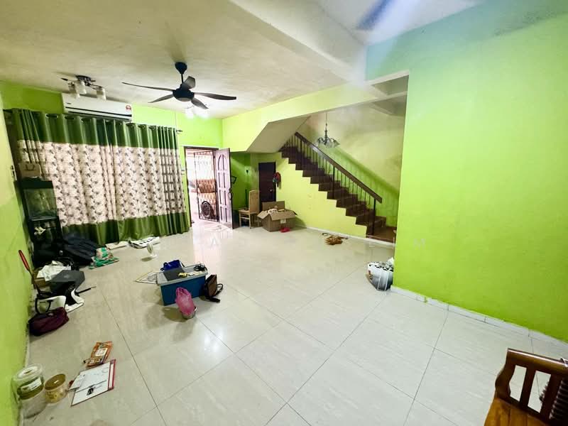 Rumah Teres 2-Tingkat untuk Dijual di Taman Putra (Ampang) - Ahmad Muslim - Living Room - PropertyGuru.com.my