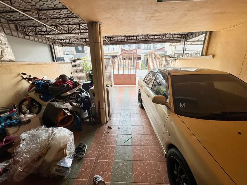 Rumah Teres 2-Tingkat untuk Dijual di Taman Putra (Ampang) - Ahmad Muslim - Car Park - PropertyGuru.com.my