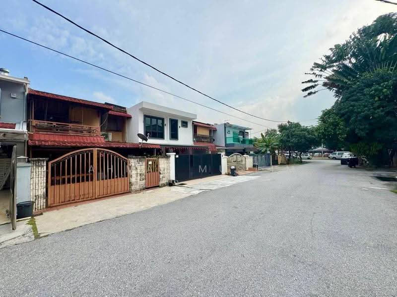 Rumah Teres 2-Tingkat untuk Dijual di Taman Putra (Ampang) - Ahmad Muslim - Exterior - PropertyGuru.com.my