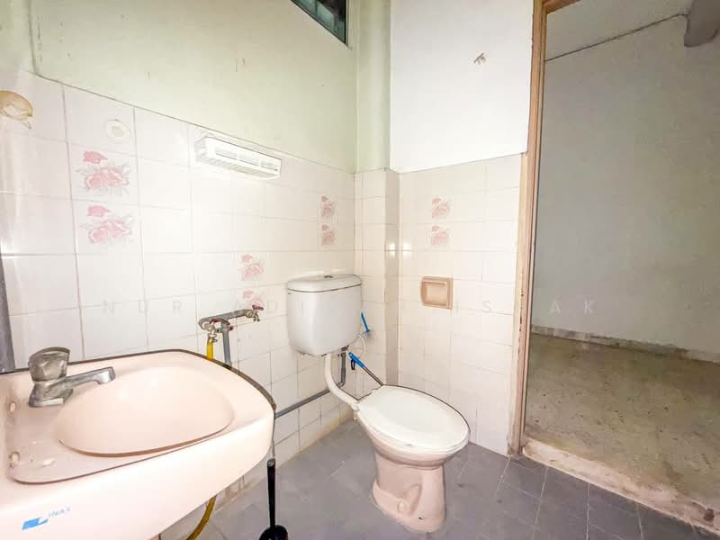 2-storey Terraced House for Sale in SS7 (Petaling Jaya) - Nur Adibah Ishak - Bathroom - PropertyGuru.com.my