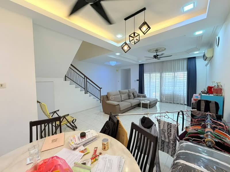 Rumah Teres 2-Tingkat untuk Dijual di Taman Seri Austin (Tebrau) - Shanice Tan - Living Room - PropertyGuru.com.my