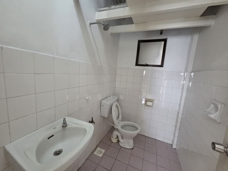 Pangsapuri untuk Dijual di Nuri Court - Kenson Ho - Bathroom - PropertyGuru.com.my
