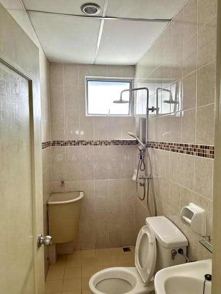Kondominium untuk Disewa di Marina Tower (Ratu Mutiara) - Gan Chun Kai - Bathroom - PropertyGuru.com.my