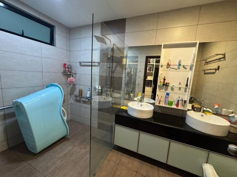 Kediaman Servis untuk Dijual di Molek Regency - Calvin Wong - Bathroom - PropertyGuru.com.my