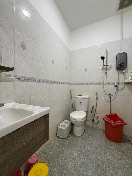 Rumah Teres 2-Tingkat untuk Dijual di Taman Molek (Johor Bahru) - Wallace Ang - Bathroom - PropertyGuru.com.my