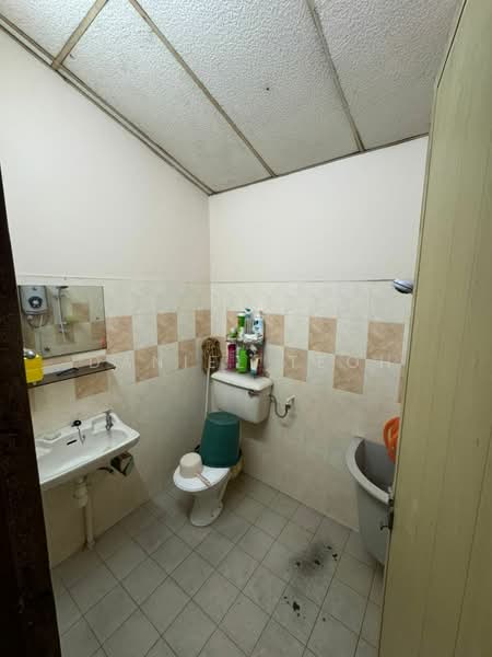2-storey Terraced House for Rent in Bukit Dumbar (Jelutong) - Daniel Teoh - Bathroom - PropertyGuru.com.my