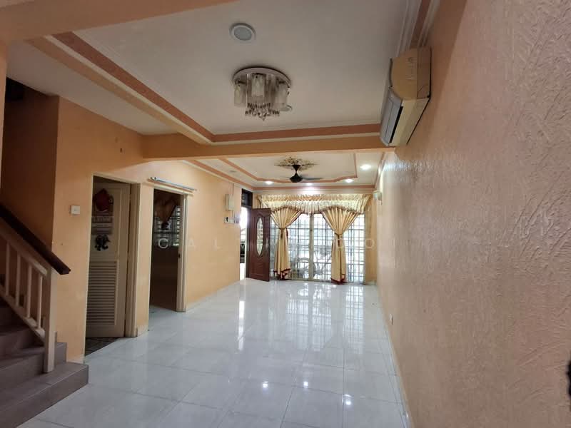 Rumah Teres 2-Tingkat untuk Dijual di Taman Tunas Muda (Sungai Ara) - Calvin Ooi - Living Room - PropertyGuru.com.my