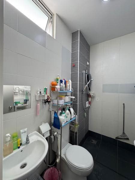 Rumah Teres 2-Tingkat untuk Disewa di Taman Mount Austin (Tebrau) - Gerard Lo - Bathroom - PropertyGuru.com.my