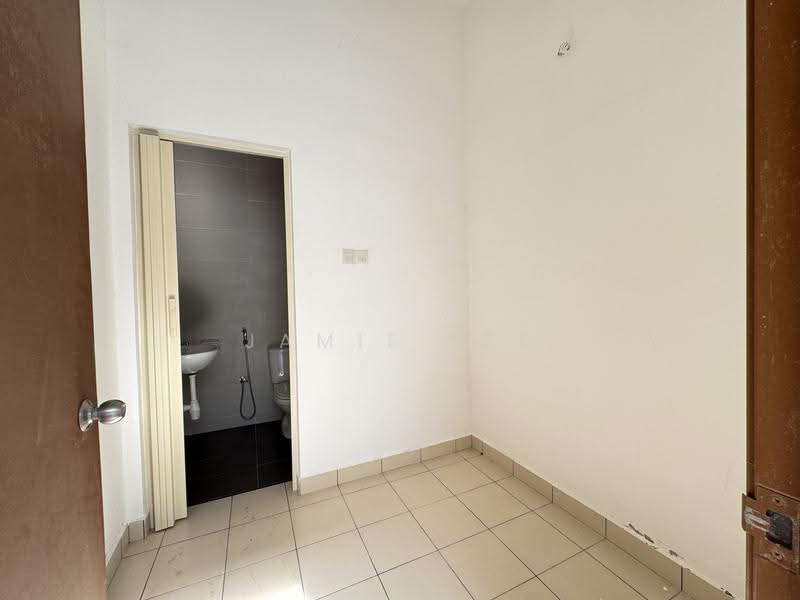 Rumah Berkembar untuk Dijual di Taman Mount Austin (Tebrau) - Jamie Lee - Bathroom - PropertyGuru.com.my