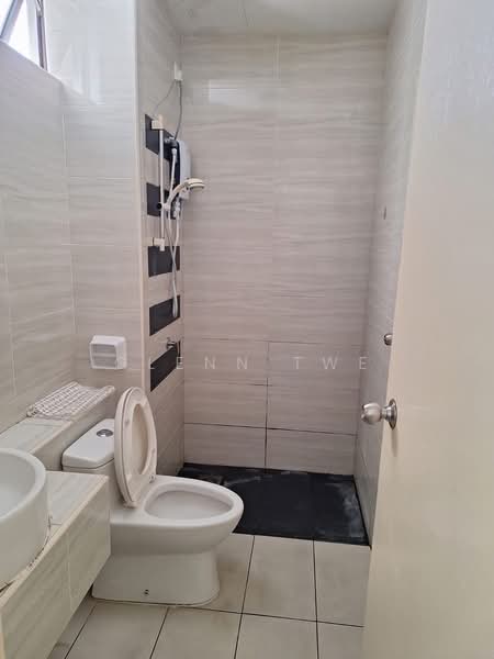 Kediaman Servis untuk Dijual di D'Summit Residences - Glenn Twe - Bathroom - PropertyGuru.com.my