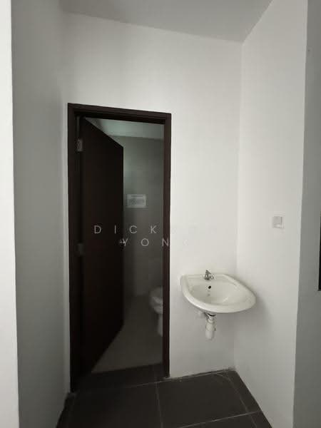 Condominium for Sale at Sapphire On The Park - Dickson Yong - Maid's toilet - PropertyGuru.com.my