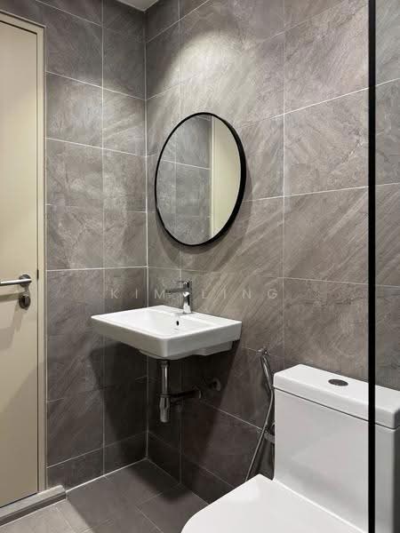 Kondominium untuk Disewa di Quinn Residence - Kim Ling - Master Bathroom - PropertyGuru.com.my