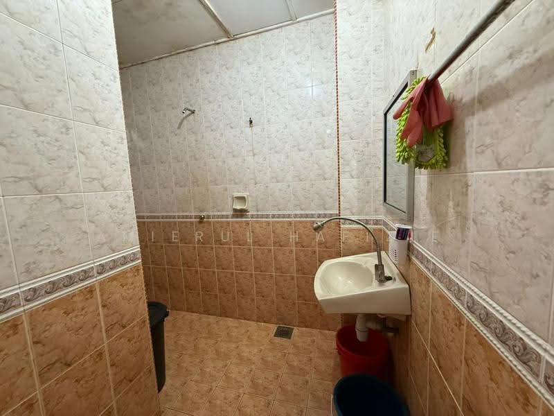 2-storey Terraced House for Sale in Seksyen 7 (Shah Alam) - Amierul Hafizie - Bathroom - PropertyGuru.com.my