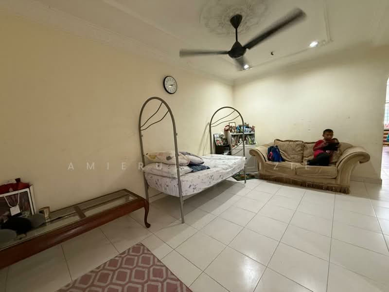 2-storey Terraced House for Sale in Seksyen 7 (Shah Alam) - Amierul Hafizie - Living Room - PropertyGuru.com.my