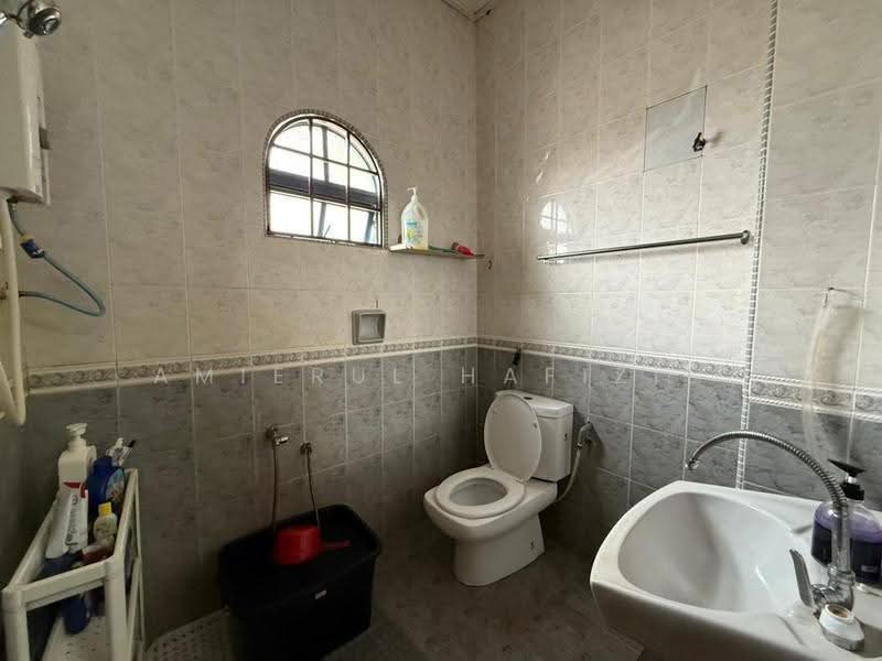 2-storey Terraced House for Sale in Seksyen 7 (Shah Alam) - Amierul Hafizie - Bathroom - PropertyGuru.com.my